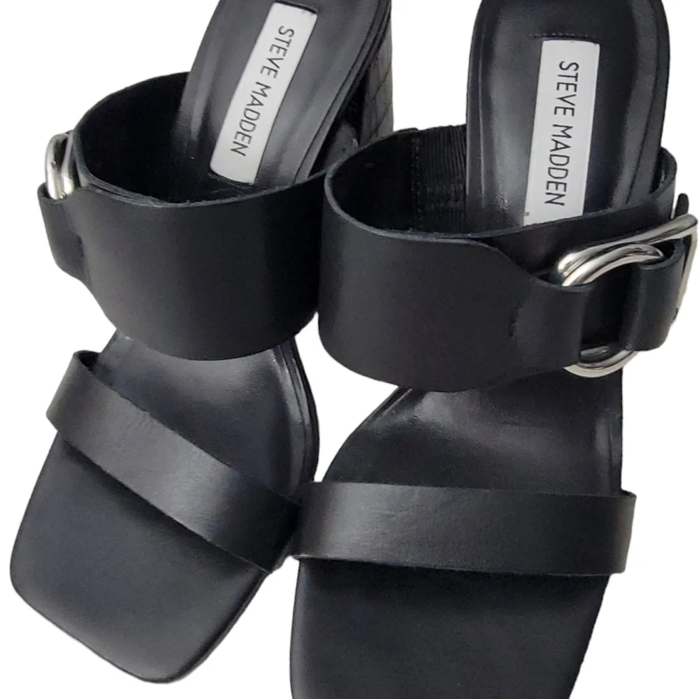 Steve Madden woman's size 7M in excellent condition. Leather upper.